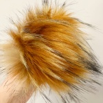 Pompon 10-12 cm beżowo-rudy z czarną końcówką,  sztuczne futro P35