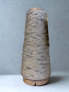 PRINCE  ECRU  wiskoza EcoVero ze srebrnymi nopkami, fantazyjna włóczka Magicloop  