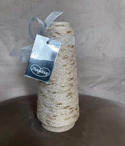 PRINCE BEIGE ORO złota wiskoza EcoVero ze złotymi nopkami, fantazyjna włóczka Magicloop  (1)